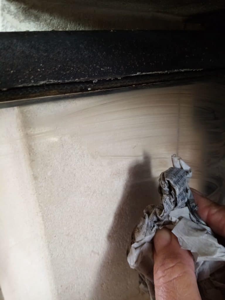 papier-journal-nettoyer-vitre-insert-cheminee