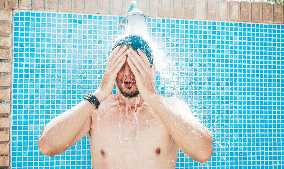 prendre-douche-piscine