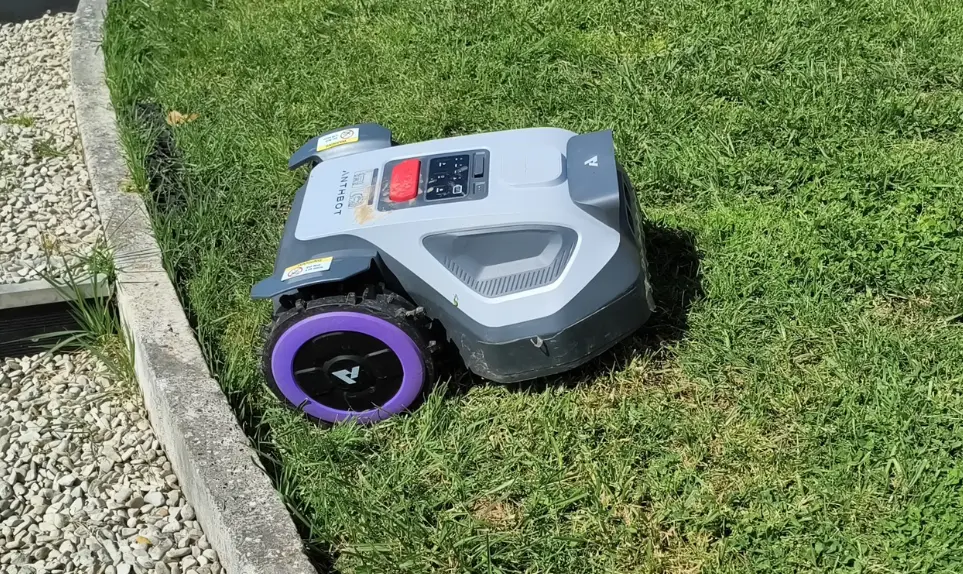 robot-tondeuse-2-roues-motrices-montees-jardin