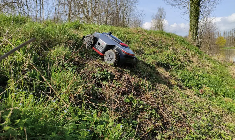 robot-tondeuse-monte-pente-dreame