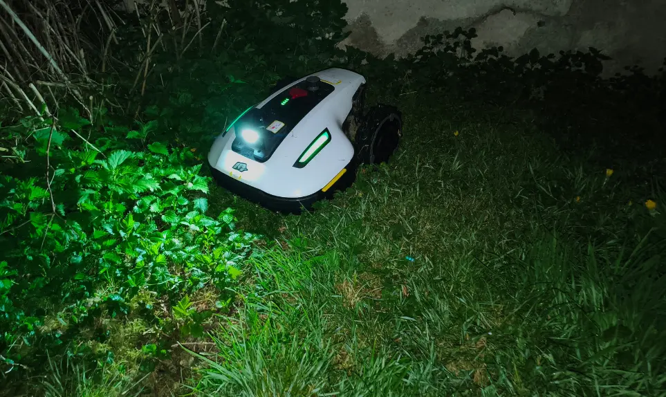 tonte-de-nuit-robot-tondeuse-lumiere