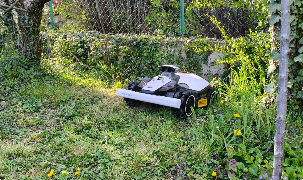 terrain-accidente-robot-tondeuse-luba-2-mini