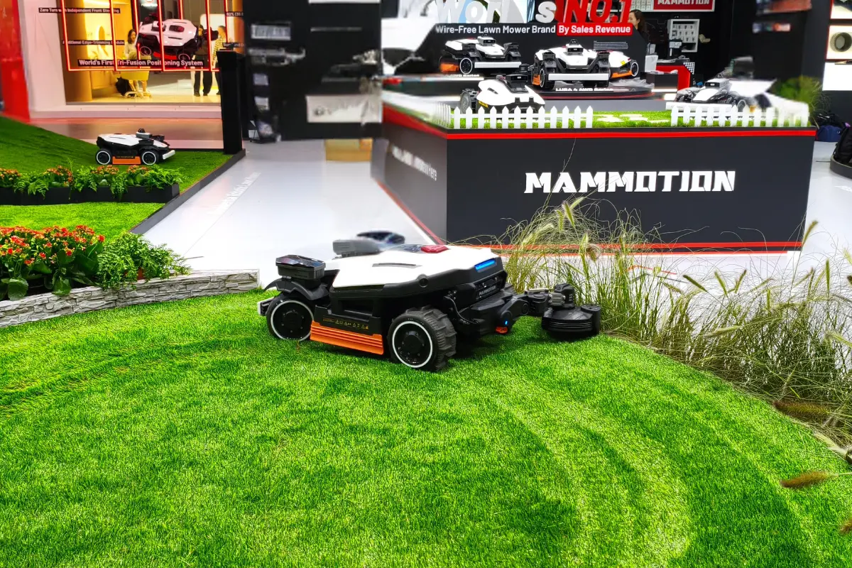 Selon nous, le vrai progrès tient à la direction avant et à la tonte bidirectionnelle (à l'image du Navimow X4), plus qu'au nombre de caméras : c'est ce qui nous semble le plus prometteur pour limiter les marques sur le gazon. Le module coupe-bordures s'inscrit dans une tendance nette de cet IFA : plusieurs marques présentaient à Berlin leur solution de coupe des bordures (chose impossible jusqu'ici, la réglementation semblant avoir évolué sur ce point). Ce type de module extérieur au châssis est ce qui existe de plus abouti aujourd'hui, bien au-delà d'un simple disque déporté. Nous avons hâte de vérifier en conditions réelles s'il ne reste vraiment plus un centimètre d'herbe le long des bordures !