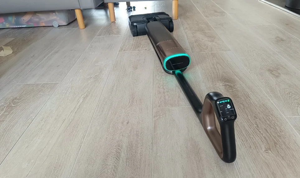 dreame-t16-pro-steam-a-plat-sous-le-canape-avantage