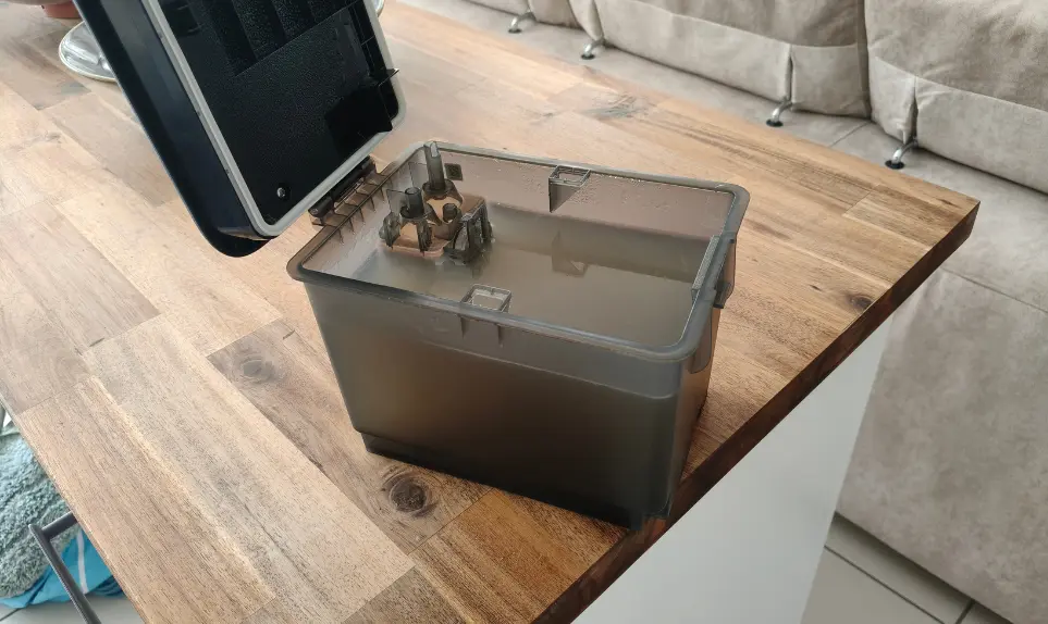 reservoir-eau-sale-plein-apres-nettoyage-t90s-ecovacs